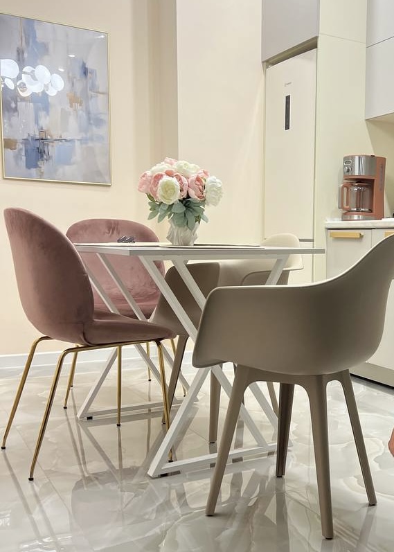 Элегантная столовая зона с велюровыми стульями