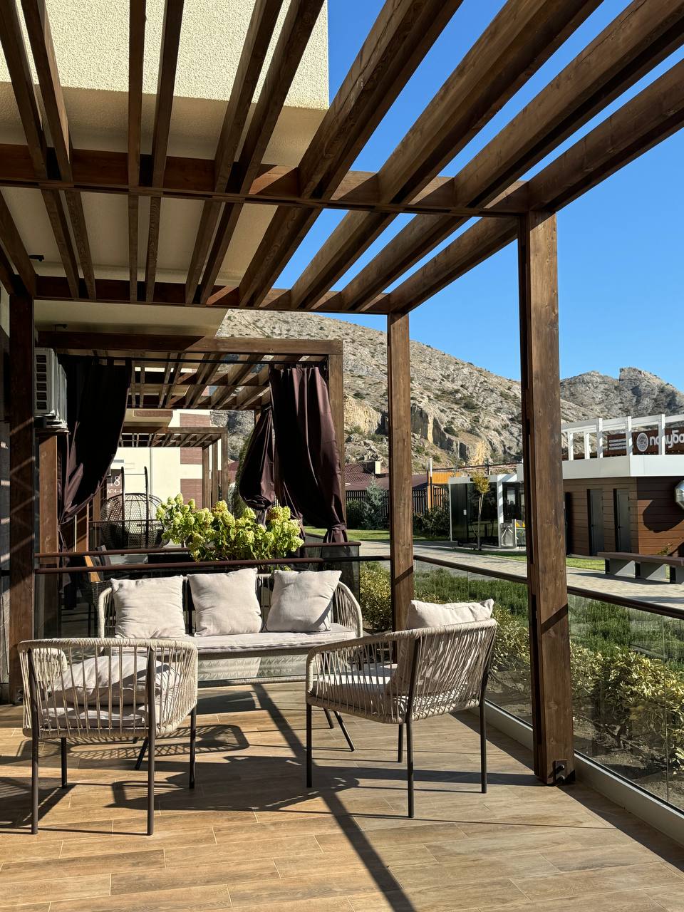 Терраса с видом на горы