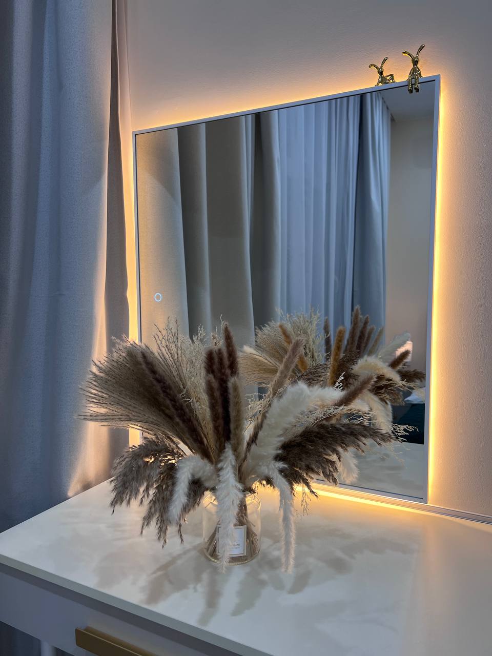 Зеркало с LED-подсветкой и композицией из пампасной травы